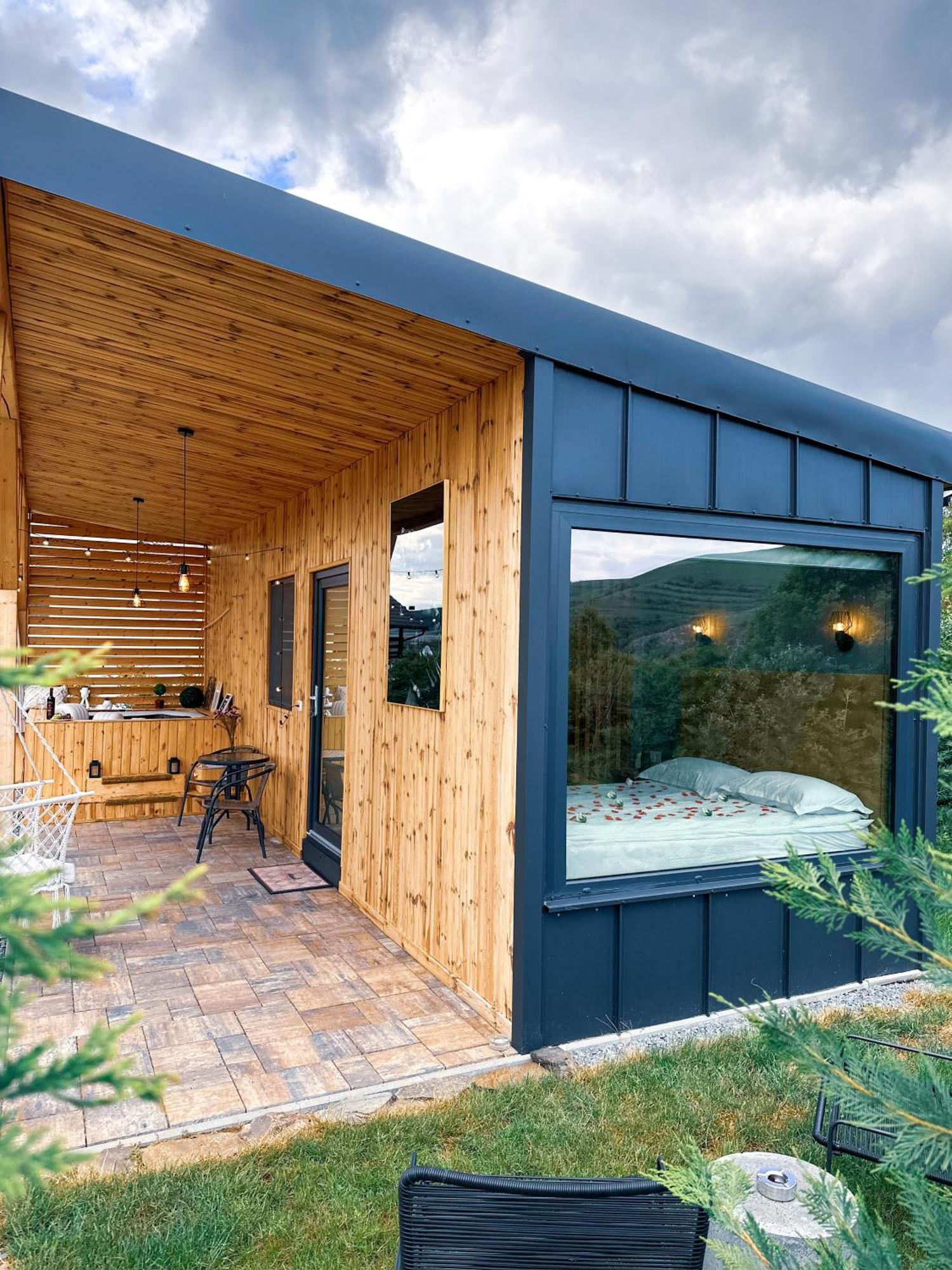 Kubiq Transalpina Villa Petresti Luaran gambar