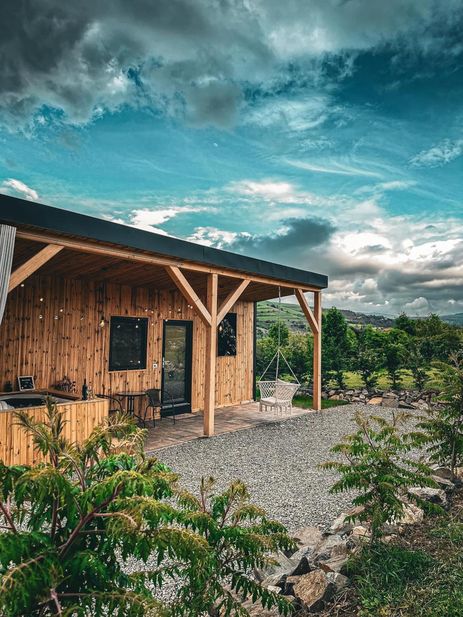 Kubiq Transalpina Villa Petresti Luaran gambar