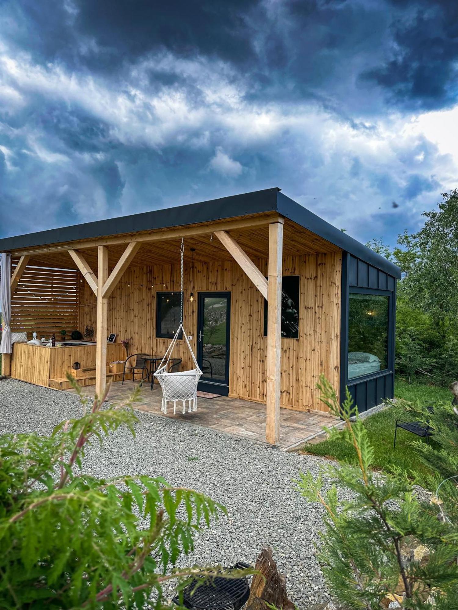 Kubiq Transalpina Villa Petresti Luaran gambar