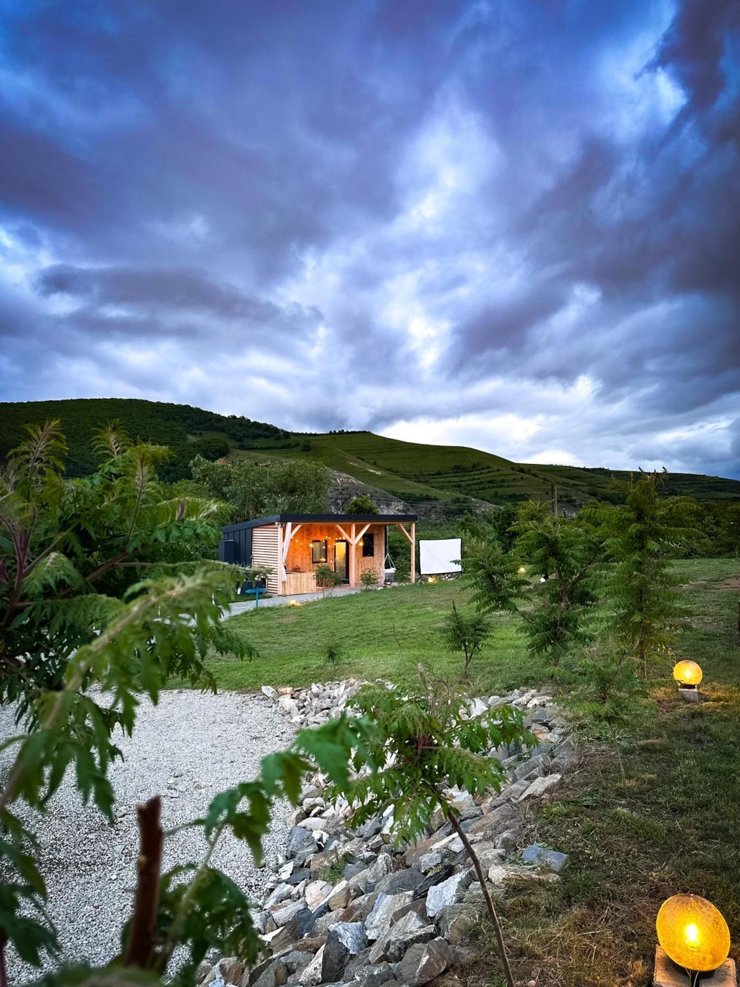 Kubiq Transalpina Villa Petresti Luaran gambar