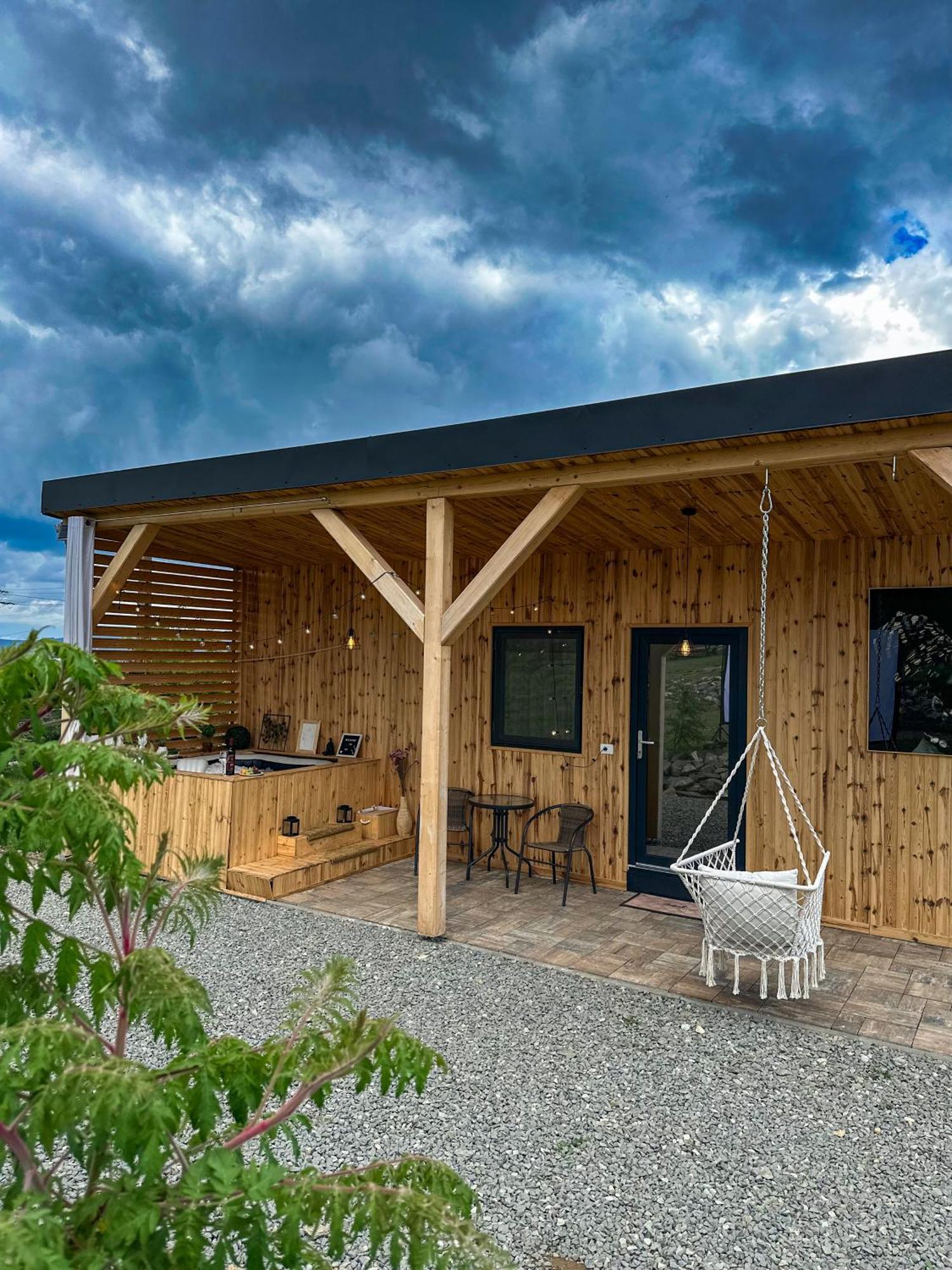 Kubiq Transalpina Villa Petresti Luaran gambar