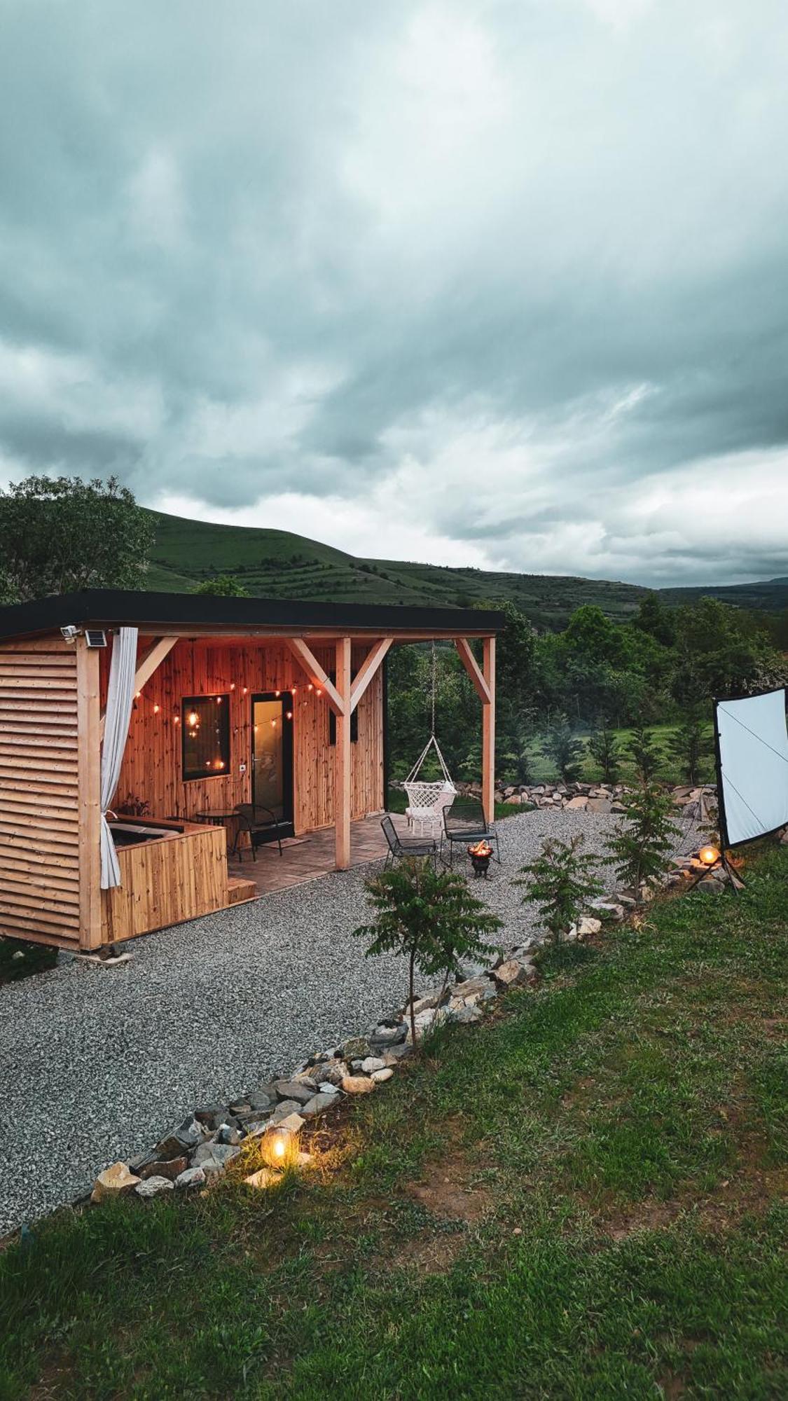 Kubiq Transalpina Villa Petresti Luaran gambar