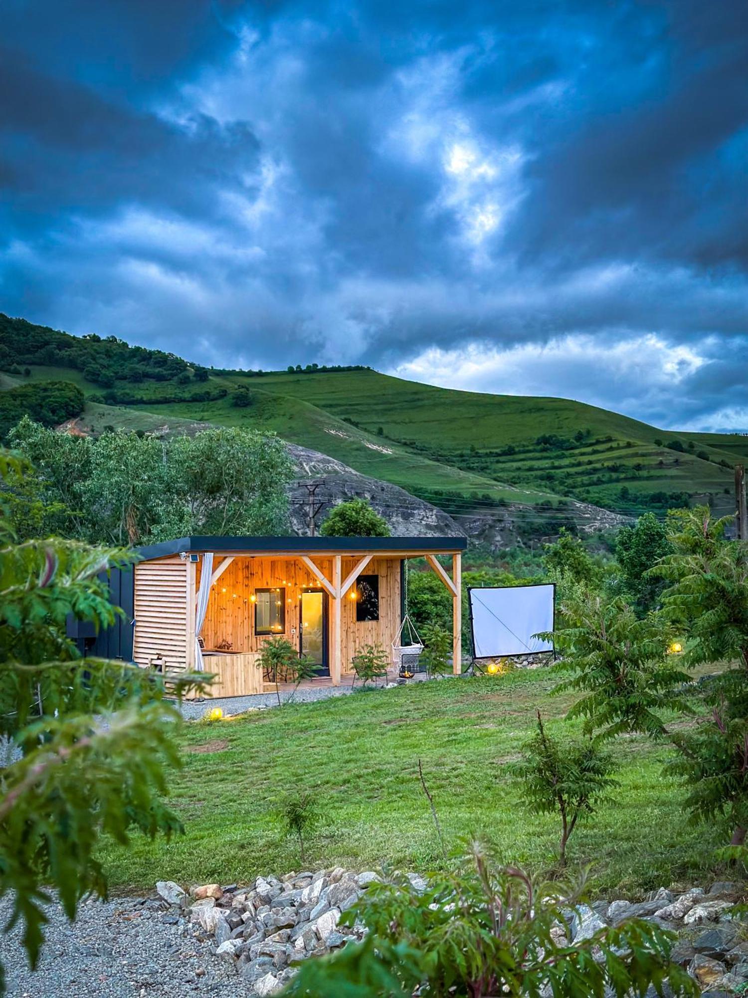 Kubiq Transalpina Villa Petresti Luaran gambar