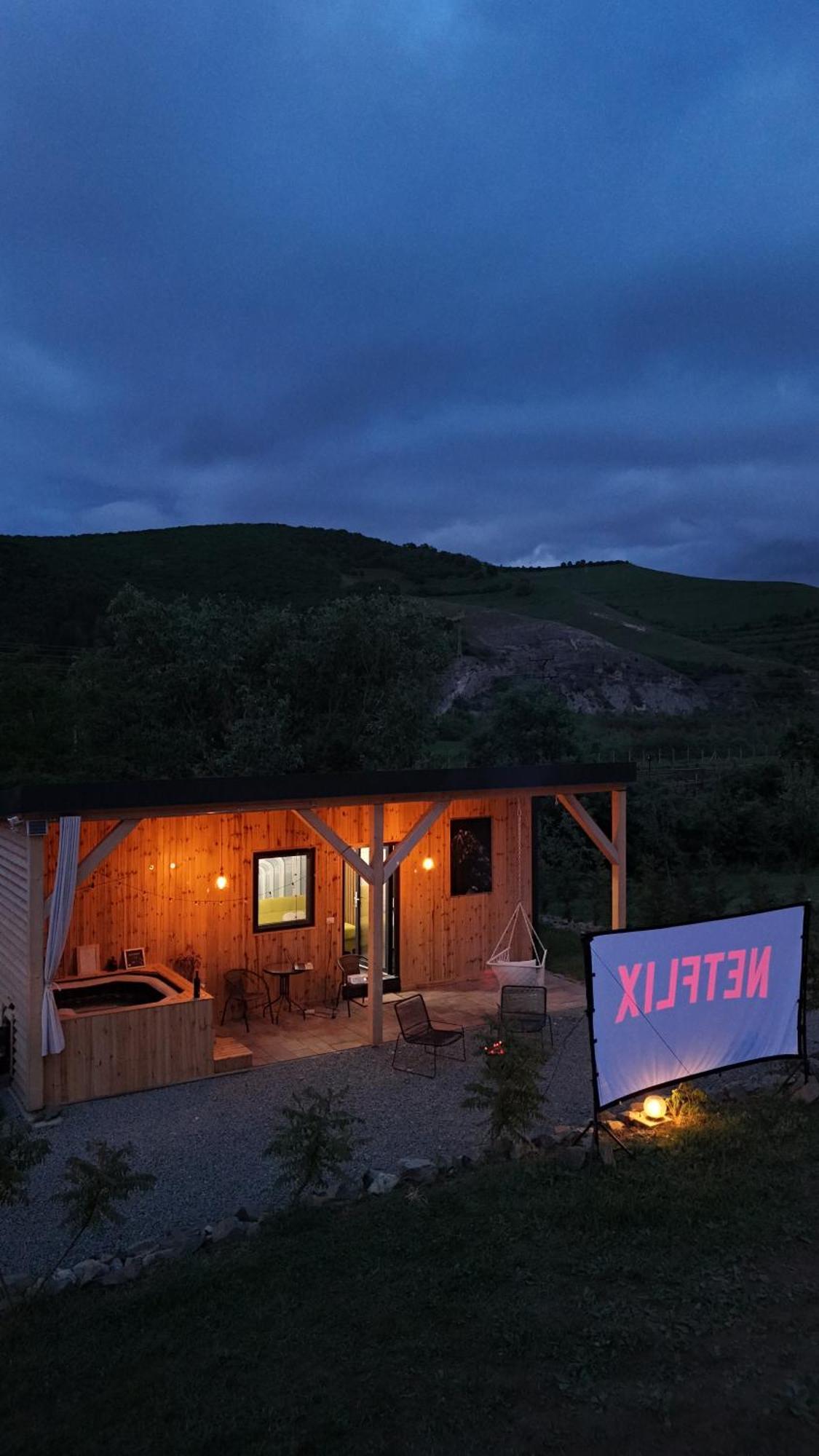 Kubiq Transalpina Villa Petresti Luaran gambar