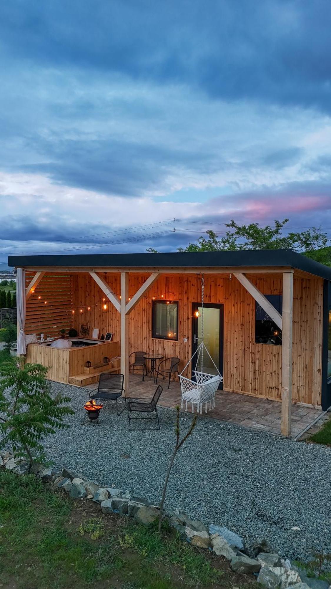 Kubiq Transalpina Villa Petresti Luaran gambar