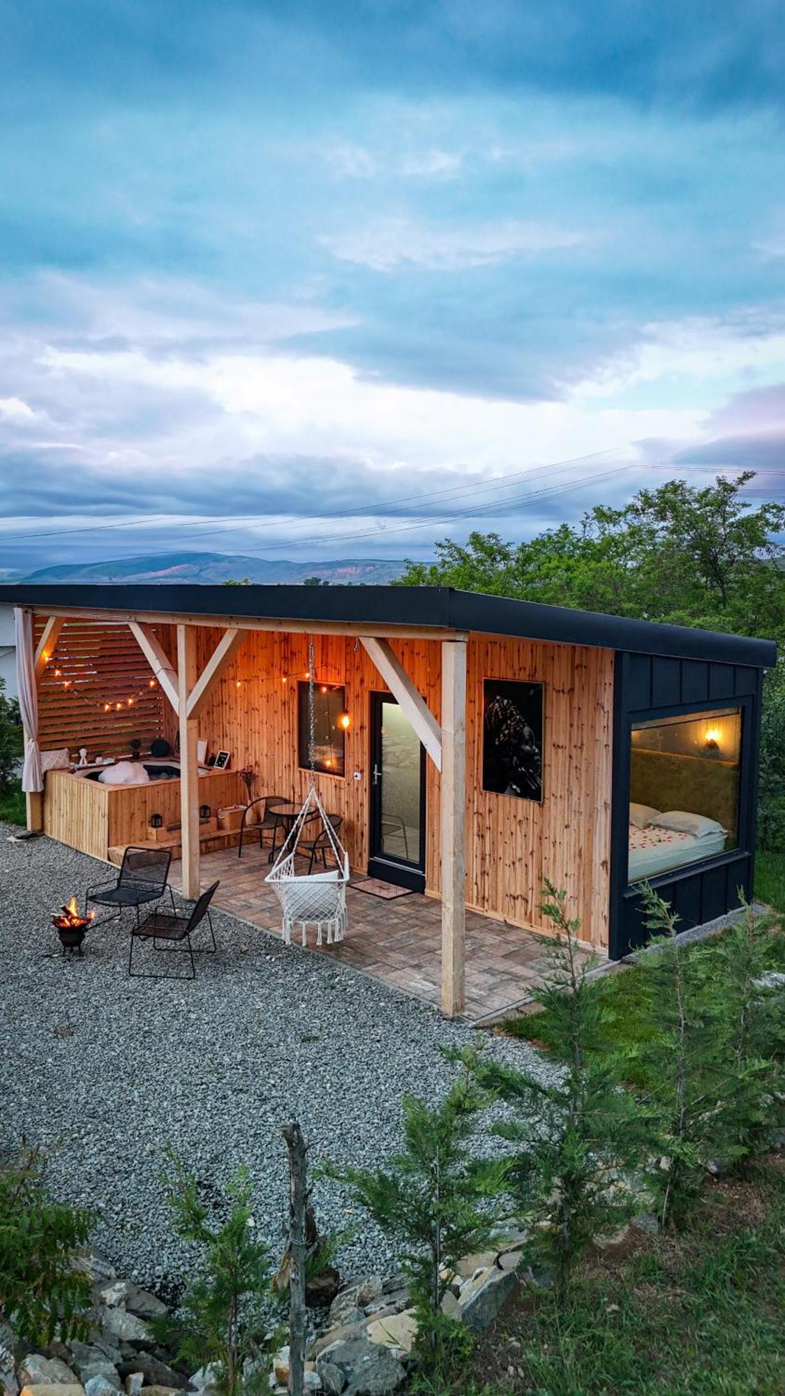 Kubiq Transalpina Villa Petresti Luaran gambar