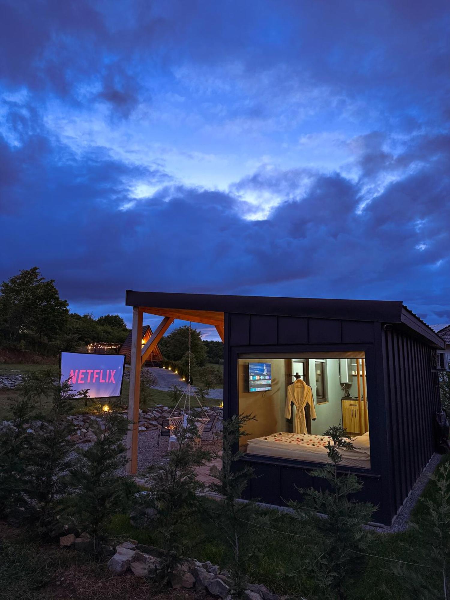 Kubiq Transalpina Villa Petresti Luaran gambar